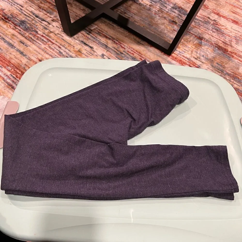 Girl’s Old Navy Built-In Tough leggings with lightning strike appliqué on leg